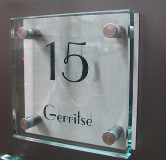 Appartement serveerster bungeejumpen Glazen naambordje vindt u in glas en rvs.